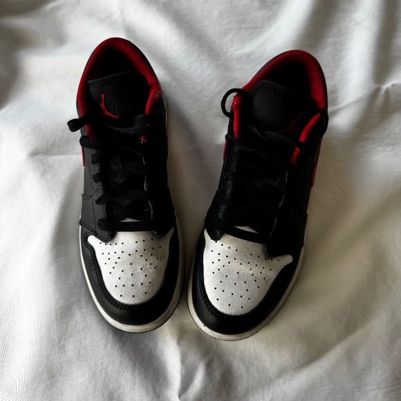 Nike Air Jordon 1 Low 4.5 Youth Black/White/Fire Red - Picture 2 of 14